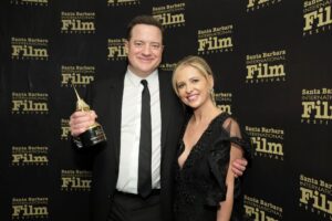 Sarah Michelle Gellar remet un award à l'acteur Brendan Fraser