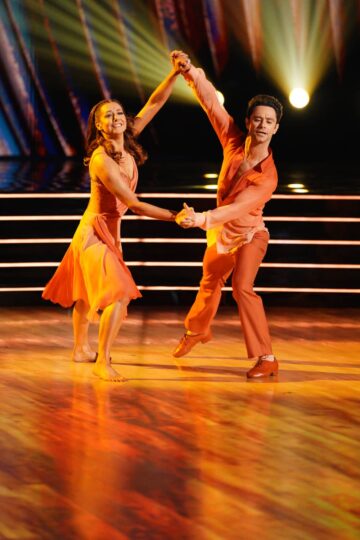 Alyson Hannigan Brille Dans Dancing With The Stars en Rendant Hommage à Whitney Houston